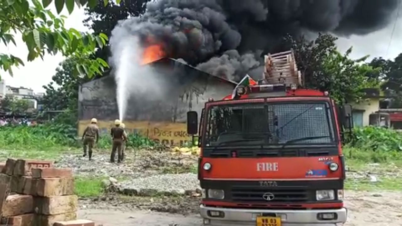 Fire BrokeOut: গলগল করে বেরোচ্ছে ধোঁয়া, শনিবারের বারবেলায় ভয়াবহ অগ্নিকাণ্ড