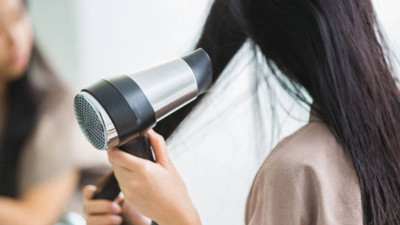 Hair Care Tips বর্ষায় লম্বা ও ঘন চুলের যত্ন নেবেন কীভাবে? রইল ৪টি