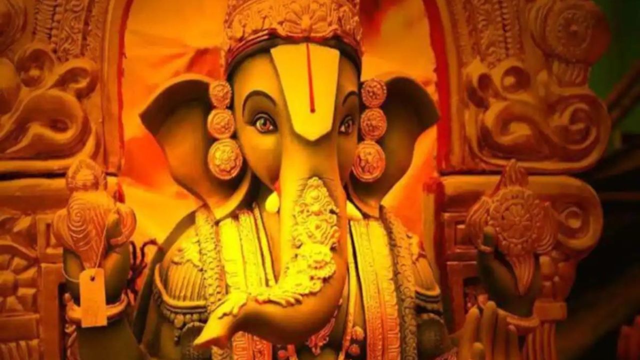 Ganesh Chaturthi: এই মন্দিরে গণেশের রূপ মানুষের মত! রহস্যের পিছনে প্রকৃত কাহিনি শুনলে হাড় হিম হয়ে যাবে Ganesh Chaturthi: এই মন্দিরে গণেশের রূপ মানুষের মত! রহস্যের পিছনে প্রকৃত কাহিনি শুনলে হাড় হিম হয়ে যাবে