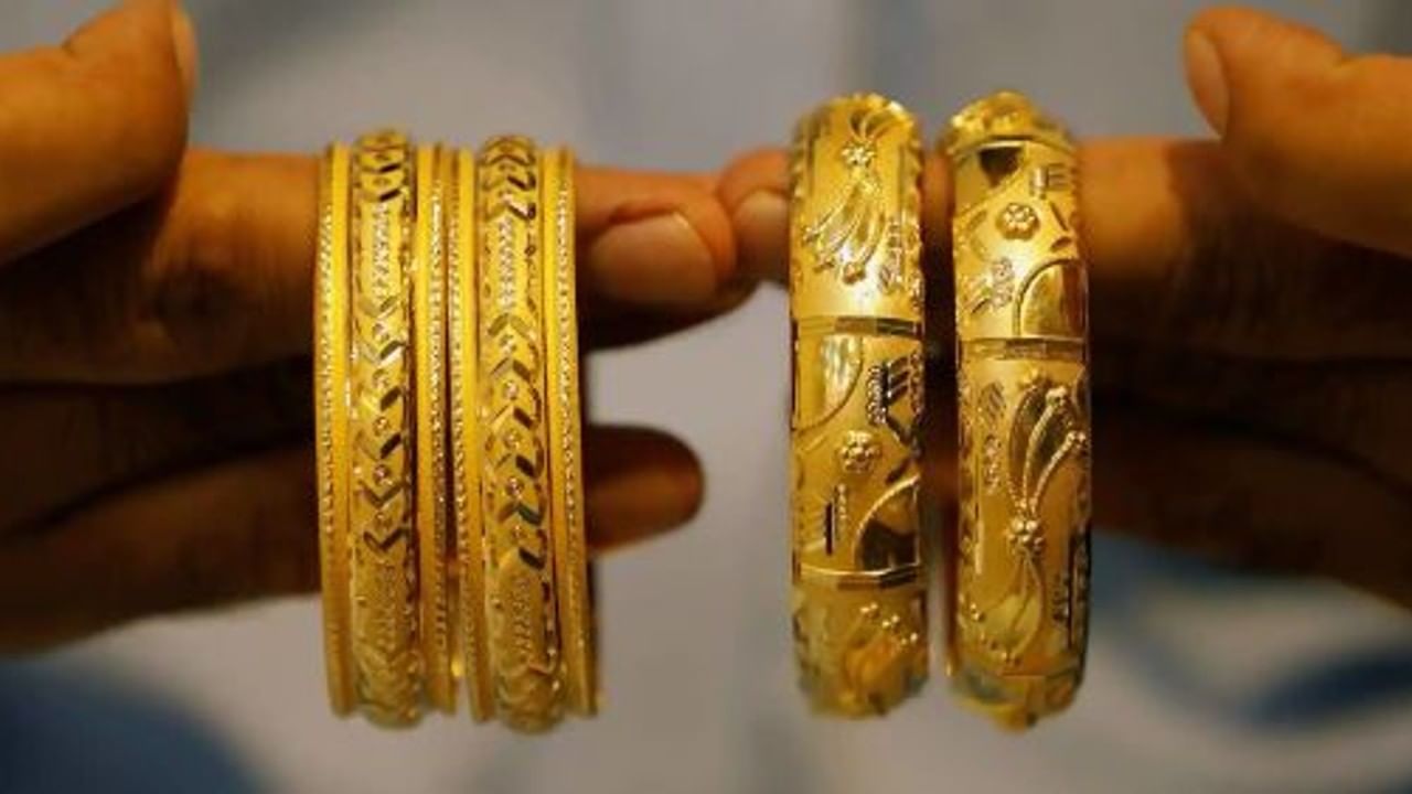 Gold Price Today : চারদিনে সবচেয়ে সস্তা হল সোনা, লক্ষ্মীবারে দর কত হলুদ ধাতুর?