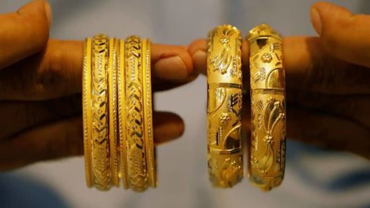 Gold Price Today : বড়সড় পতন সোনার দামে, শহরে কত দরে বিকোচ্ছে হলুদ ধাতু?