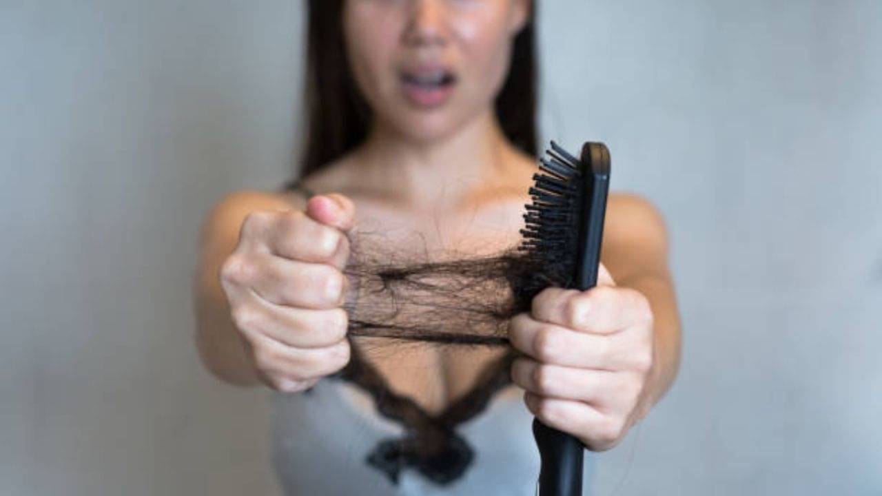 Ramdev Tips: পুজোর আগে এই বিষ তেলে মাত্র ৭ দিনের মধ্যেই বন্ধ হবে চুল পড়া