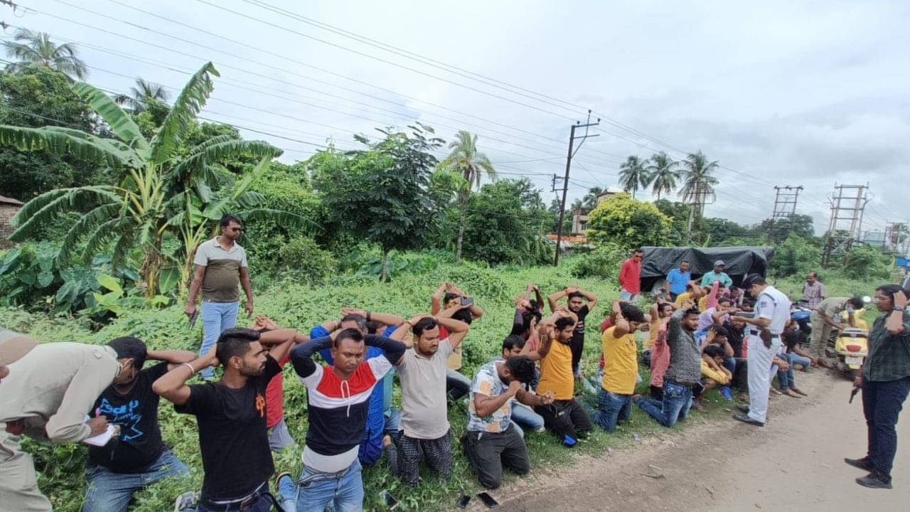 Hooghly: পুলিশের গাড়িতে টোটন, পাহারা দিতে বাইকে গ্যাংয়ের সদস্যরা, করা হল আটক