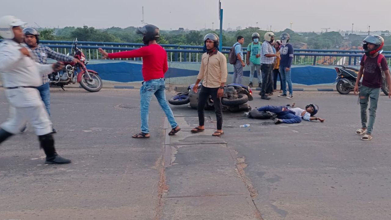 Road Accident: বিদ্যাসাগর সেতুতে স্কুটিতে ধাক্কা বাসের, দুর্ঘটনায় মৃত ১