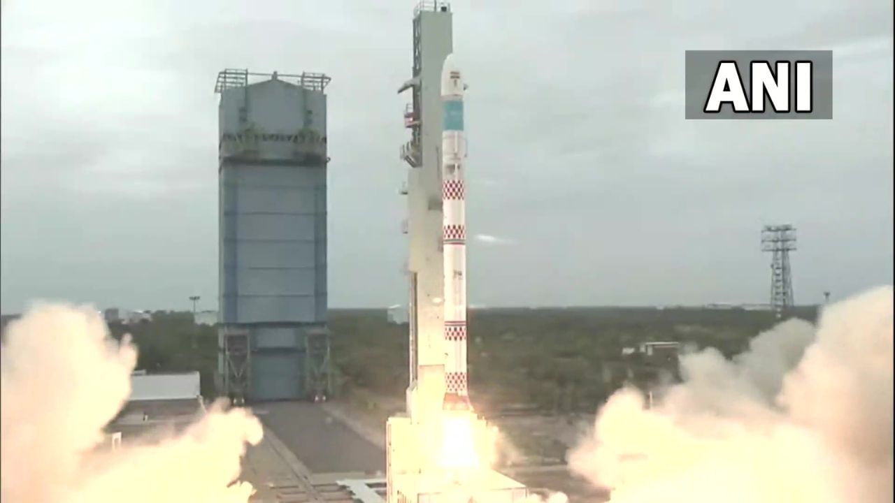 ISRO Rocket Launch: বাধা-বিপত্তি কাটিয়েই সফল ইসরোর ক্ষুদ্রতম রকেটের উৎক্ষেপণ, মহাকাশে পৌঁছল পড়ুয়াদের তৈরি স্যাটেলাইটও
