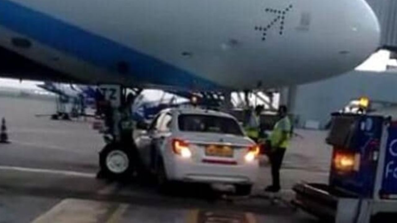 Go First Car Under Indigo Plane’s Nose: কাজের চাপে গাড়ি চালাতে চালাতেই ঘুম চালকের! বিমানের সঙ্গে সংঘর্ষ হতে হতে রক্ষা Go First Car Under Indigo Plane’s Nose: কাজের চাপে গাড়ি চালাতে চালাতেই ঘুম চালকের! বিমানের সঙ্গে সংঘর্ষ হতে হতে রক্ষা