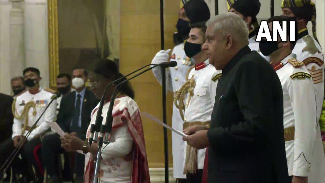 Jagdeep Dhankhar Takes Oath as VP: উপরাষ্ট্রপতি পদে শপথ নিলেন জগদীপ ধনখড়, শপথবাক্য পাঠ করালেন রাষ্ট্রপতি মুর্মু