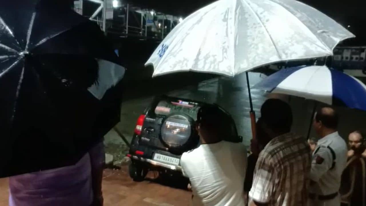 Konnagar Municipality: গঙ্গায় ভাসছে কোন্নগর পুরসভার চেয়ারম্যানের গাড়ি