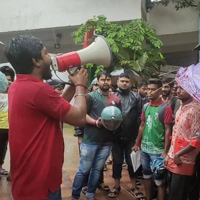 বৃষ্টিভেজা রবিবারে সন্ধ্যা ৬টা নাগাদ চেন্নাইয়িন এফসির বিরুদ্ধে প্রস্তুতি ম্যাচ ছিল এটিকে মোহনবাগানের। মাঠে ঢোকার অনুমতি শুধু সদস্যদের। যা নিয়ে সমর্থকরা প্রবল বিক্ষোভ দেখালেন। (নিজস্ব চিত্র)