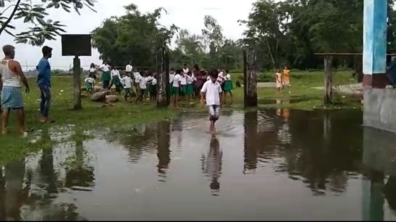 Malbazar: অল্প বৃষ্টিতেই স্কুলের সামনে জল থইথই, কবে মিটবে সমস্যা? অপেক্ষায় শিক্ষক-পড়ুয়ারা