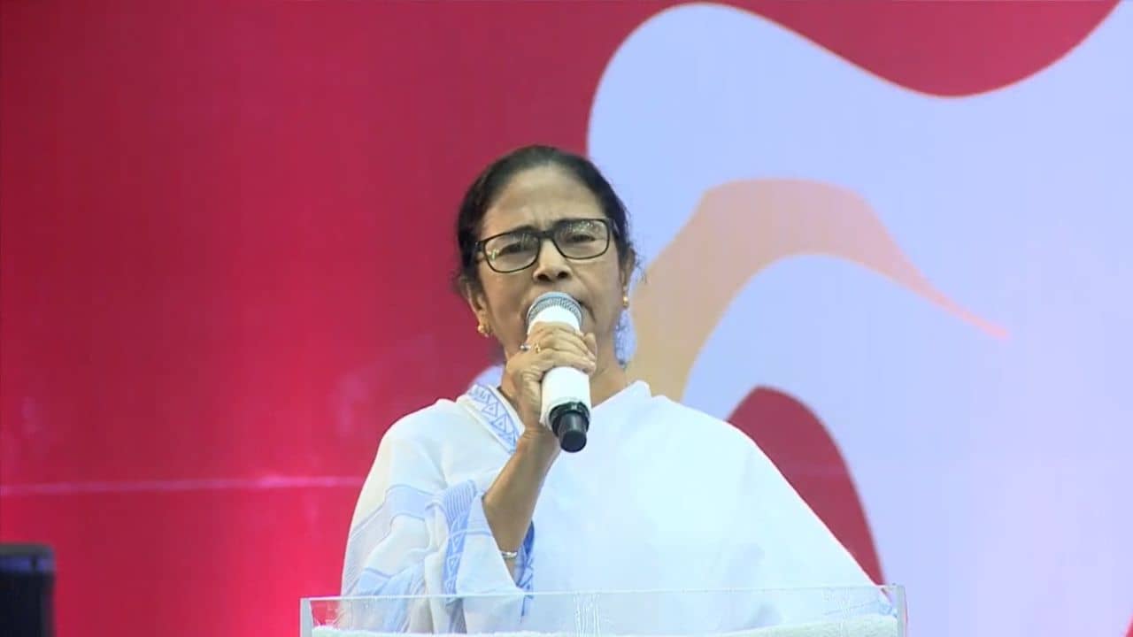 Mamata Banerjee:  ভাঁড়ার শূন্য, তবু দুর্গাপুজোর অনুদান ৫০ হাজার থেকে বাড়িয়ে ৬০ হাজার করলেন মমতা