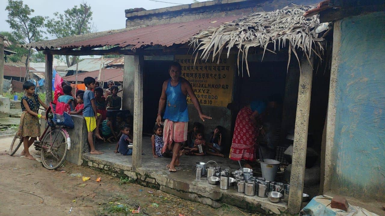 Anjganwari: জরাজীর্ণ ভবনের ভিতরই চলছে শিশুদের ক্লাস, আতঙ্কিত অভিভাবকরা