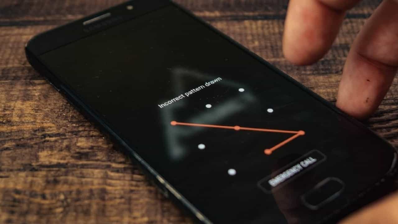 Smartphone Tips: ফোনের প্যাটার্ন লক বা পিন নম্বর ভুলে গেলেন? এই সহজ টোটকাতেই কঠিন সমস্যার সমাধান Smartphone Tips: ফোনের প্যাটার্ন লক বা পিন নম্বর ভুলে গেলেন? এই সহজ টোটকাতেই কঠিন সমস্যার সমাধান