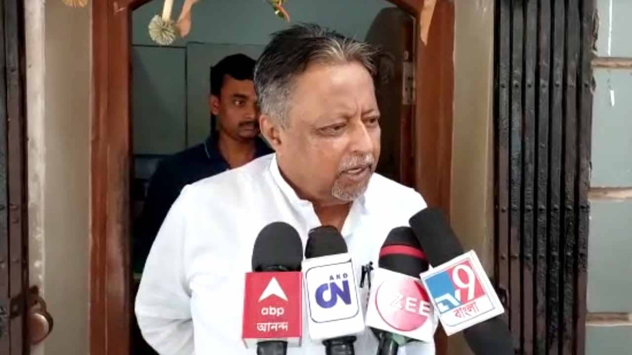Mukul Roy: বিজয়া পর্বে নেত্রীর সঙ্গে কথা, কালীপুজোয় বাড়িতে হাজির তৃণমূলের শীর্ষ নেতৃত্ব, দলে ফের সক্রিয় মুকুল?