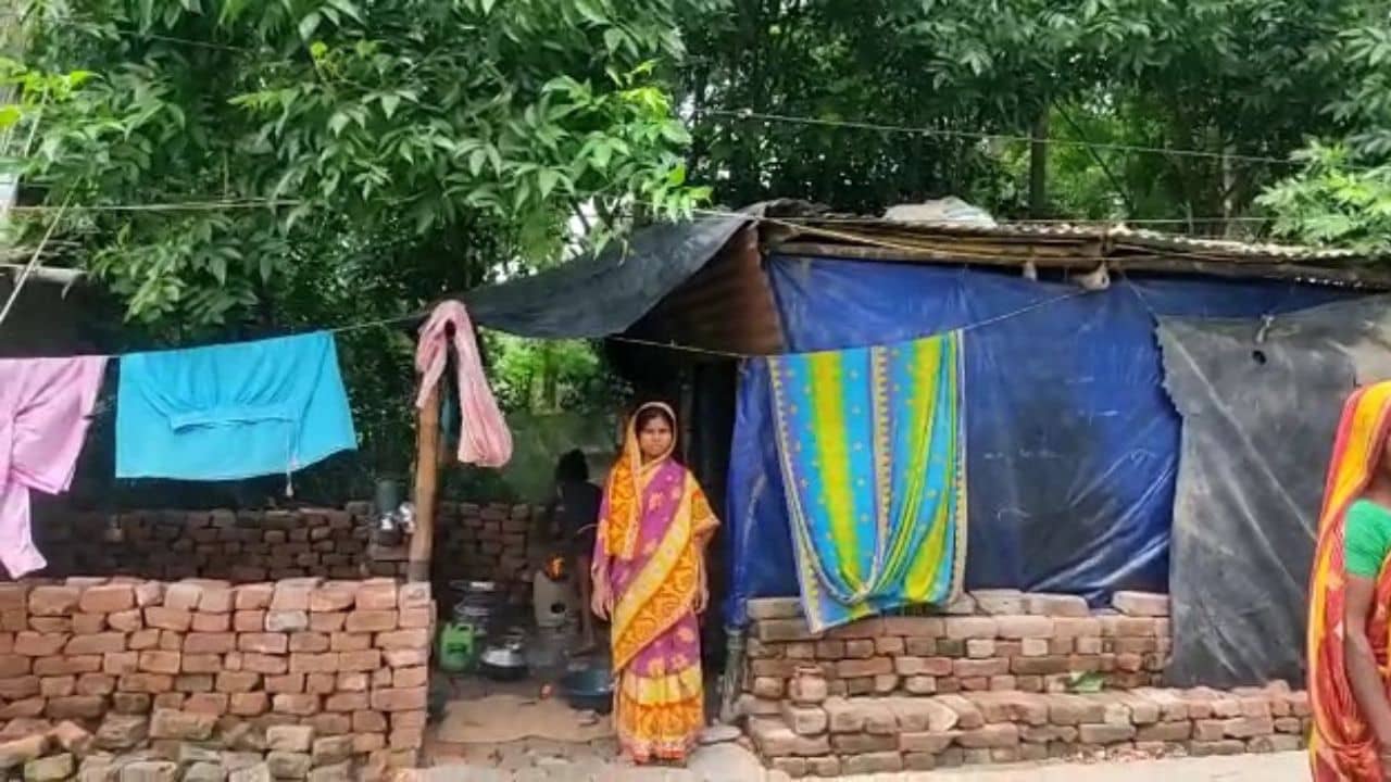 Murshidabad: গঙ্গার ভাঙন গিলে খেয়েছে মাথা গোঁজার আশ্রয়, প্রশাসনের মুখ তুলে তাকানোর অপেক্ষায় সামশেরগঞ্জ