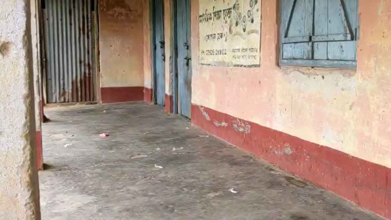 North Dinajpur School: চতুর্দিকে পড়ে কন্ডোম, মদের বোতল! স্কুলে পা রাখতেই চমকে উঠলেন শিক্ষকরা