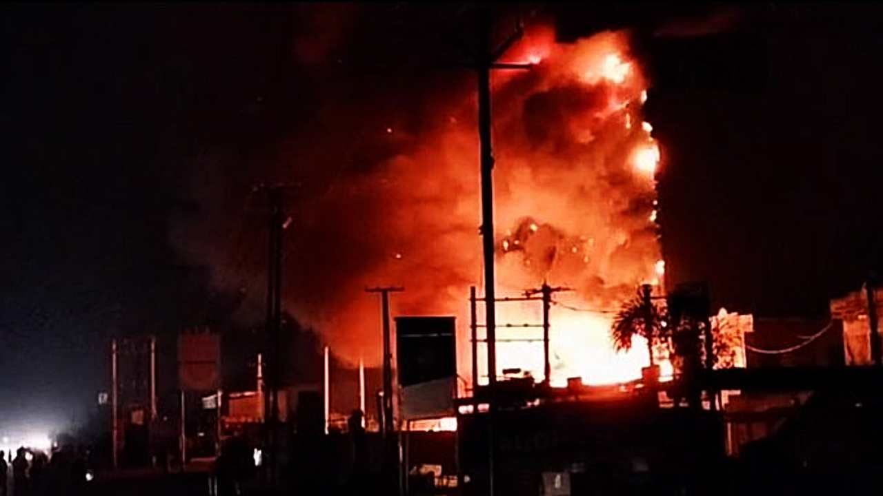 Gujarat hotel fire: গুজরাটের হোটেলে ভয়াবহ আগুন, বহুতল জুড়ে লেলিহান শিখা, অল্পের জন্য বাঁচলেন অতিথিরা
