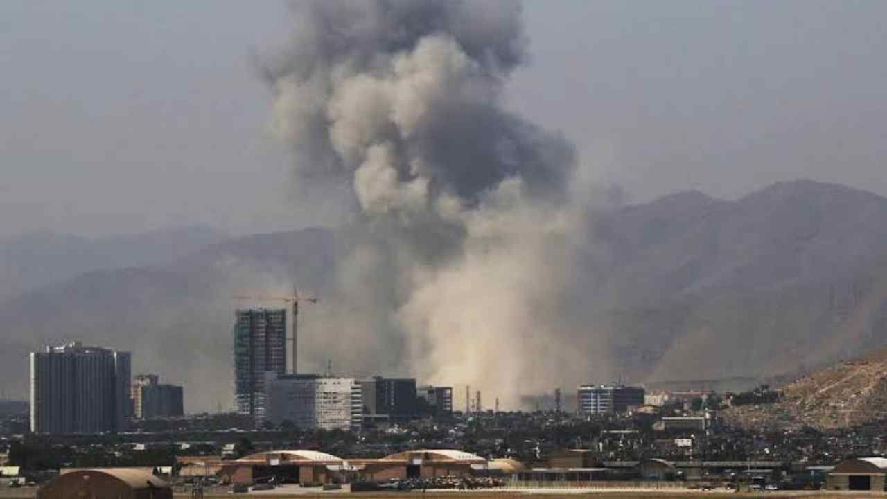 Kabul explosion: কাবুলের মসজিদে বিশাল বিস্ফোরণ, বহু মানুষের প্রাণহানির আশঙ্কা