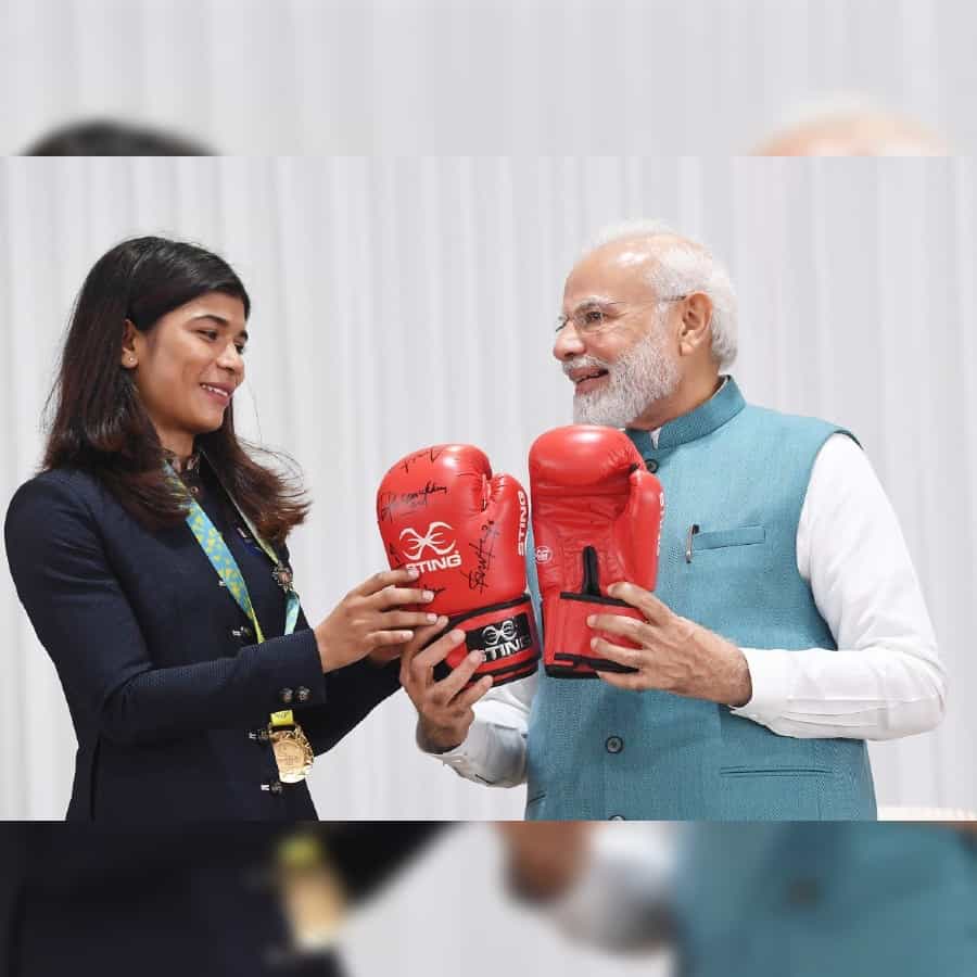 বার্মিংহ্যাম কমনওয়েলথ গেমস (Commonwealth Games 2022) থেকে ভারতের অ্যাথলিটরা দেশে ফিরে আসার পর, প্রধানমন্ত্রী নরেন্দ্র মোদী তাঁদের সঙ্গে দেখা করেছেন। প্রধানমন্ত্রী তাঁর বাসভবনে নিখাত-চানুদের সঙ্গে দেখা করেন। সেখানেই ভারতীয় অ্যাথলিটদের থেকে কাছ একাধিক উপহার পেয়েছেন মোদী। (ছবি-নিখাত জারিন টুইটার)