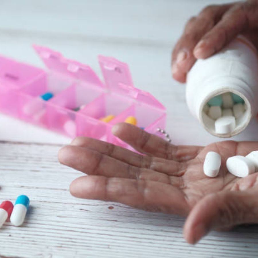 এছাড়াও ব্যথা, ইনফেকশন কমাতে খুব ভাল কাজ করে লবঙ্গও। জলে লবঙ্গ দিয়ে ফুটিয়ে নিয়ে সেই জল দিয়ে কুলি করতে পারেন। এছাড়াও লবঙ্গ, তুলসিপাতা দিয়ে চা বানিয়েও খেতে পারেন। এতে যেমন ব্যথা কমে তেমনই শরীরের একাধিক সমস্যার সমাধান হয়