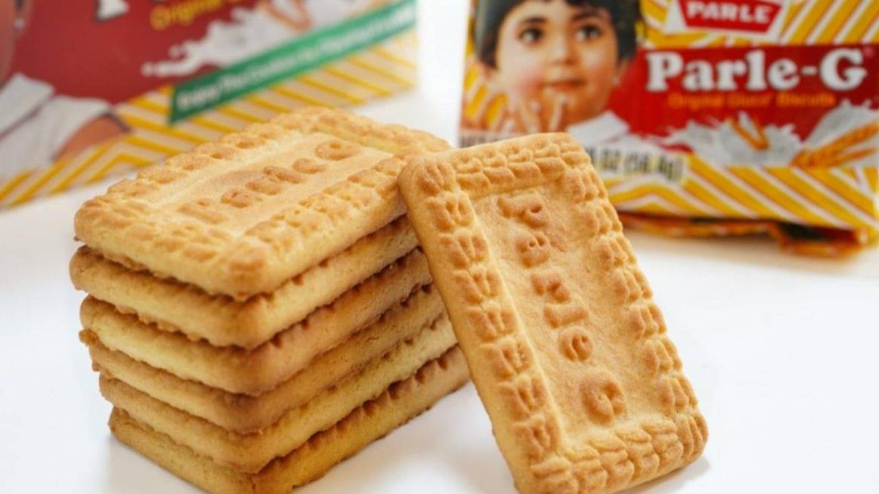 Parle-G: দীর্ঘ ২৭ বছর পর দাম বেড়েছে মাত্র ১টাকা! মূল্যবৃদ্ধির বাজারেও ১ প্যাকেট বিস্কুটের মূল্য এত সস্তা কেন, জানেন?
