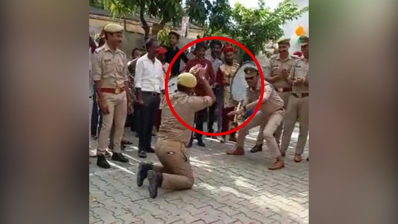 Uttar Pradesh Police: স্বাধীনতা দিবসে 'নাগিন ডান্স' দুই পুলিশকর্মীর, পরিণতি হল মারাত্মক, দেখুন ভিডিয়ো