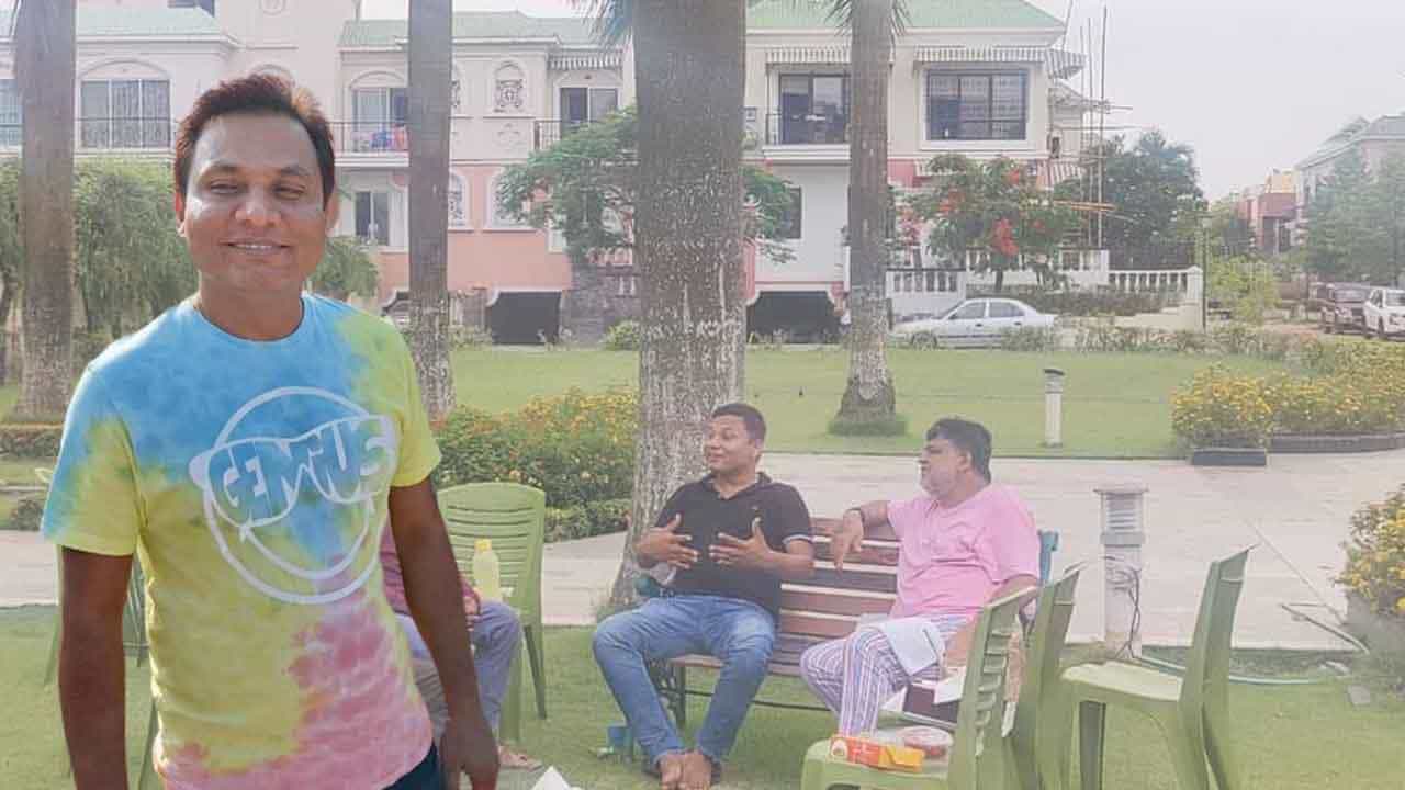 Prasanna Roy: এক কালের রংমিস্ত্রি প্রসন্ন করেছিলেন জমি রেজিস্ট্রিতে সেঞ্চুরি! কীভাবে সম্ভব? Prasanna Roy: এক কালের রংমিস্ত্রি প্রসন্ন করেছিলেন জমি রেজিস্ট্রিতে সেঞ্চুরি! কীভাবে সম্ভব?