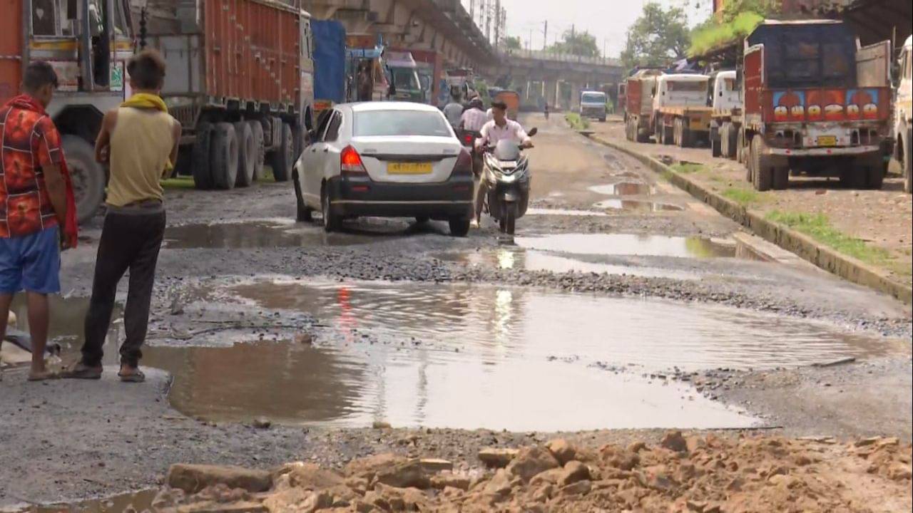 Khidirpur Road Accident: শেষ পর্যন্ত টনক নড়ল পোর্টের, রাস্তার বেহাল দশা খতিয়ে দেখতে তৈরি হল অনুসন্ধান কমিটি