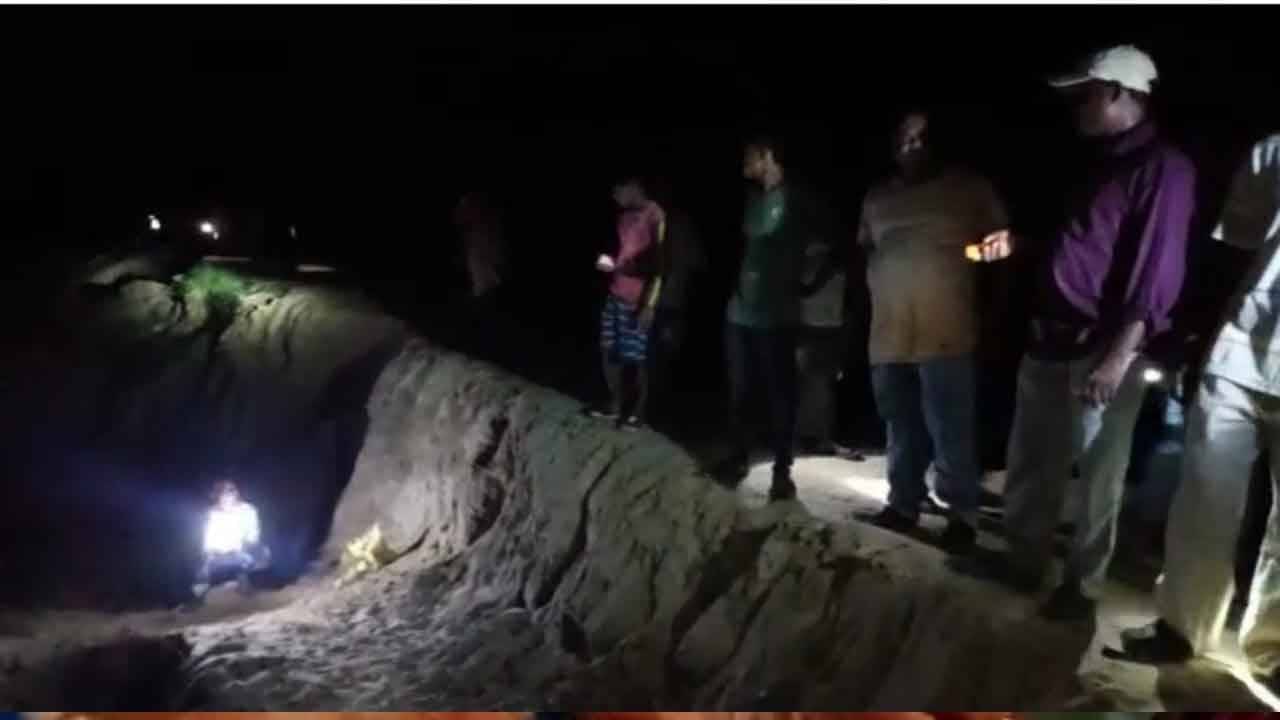 Sand Smuggling: টাকার বিনিময়ে বড় ডিল, বালি পাচারের লিখিত অনুমতি দিলেন পঞ্চায়েত প্রধান, অভিযোগ ঘিরে জোর চর্চা