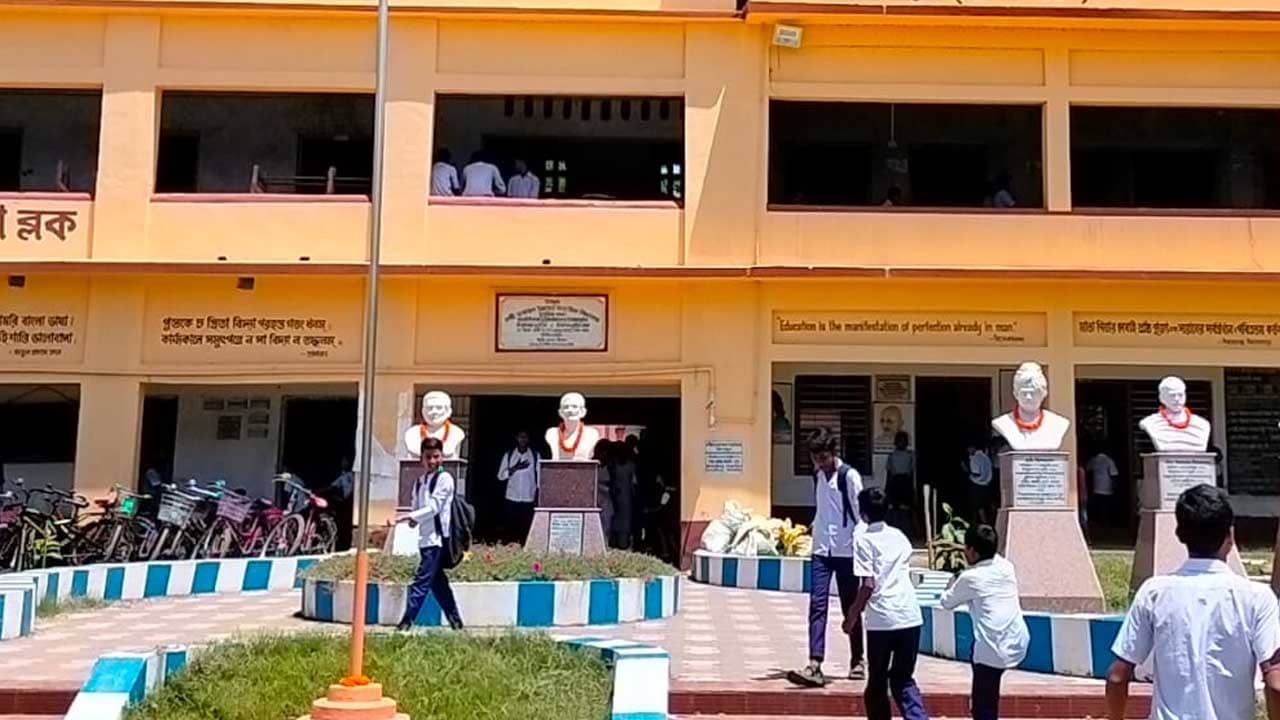 School Students: হাতে হাতে মোবাইল, নিত্য নতুন হেয়ার স্টাইল, এবার কড়া পদক্ষেপ স্কুলের