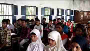 Murshidabad School: ক্লাসের মাঝেই শুরু হয়ে যায় গেম, শিক্ষকদেরও মোবাইল নিয়ে যাওয়ায় নিষেধাজ্ঞা স্কুলের