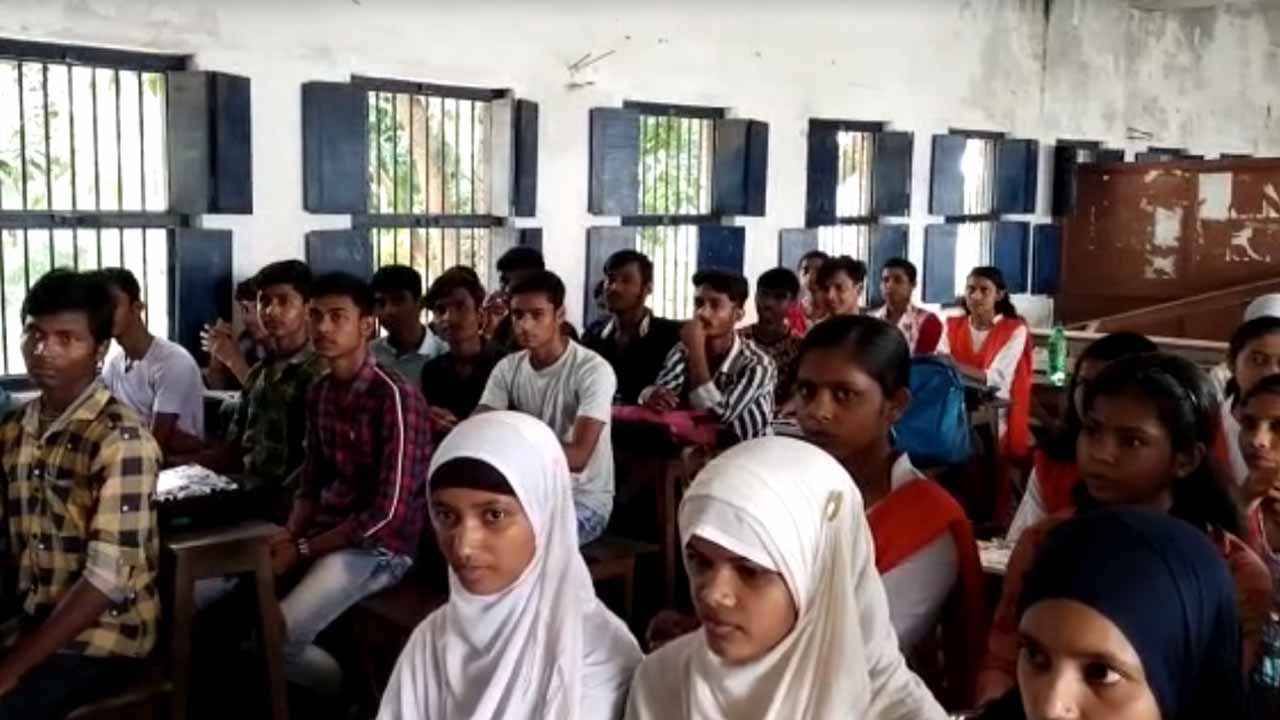 Murshidabad School: ক্লাসের মাঝেই শুরু হয়ে যায় 'গেম', শিক্ষকদেরও মোবাইল নিয়ে যাওয়ায় নিষেধাজ্ঞা স্কুলের
