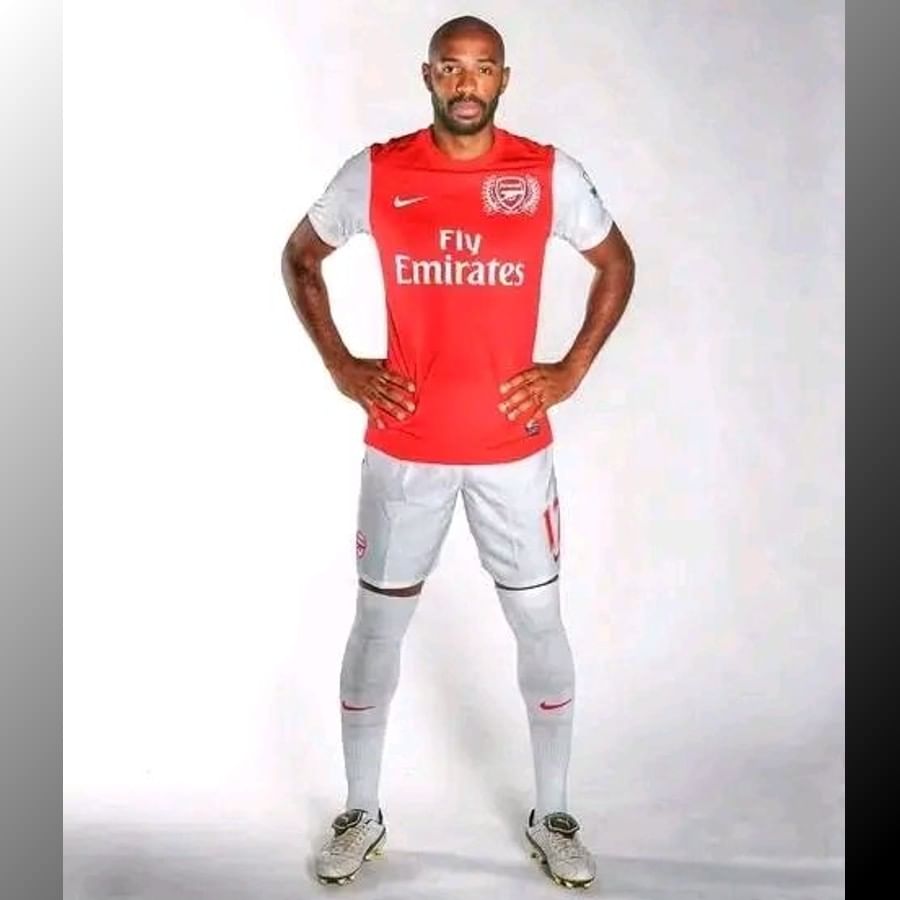 প্লেন থেকে সই? এমনটাই হয়েছিল থিয়েরি অঁরির (Thierry Henry) ক্ষেত্রে। নিজেই এই ঘটনা সম্পর্কে বলেছিলেন। জুভেন্টাসের বিরুদ্ধে ম্যাচ খেলে প্যারিসে ফেরার পথে বিমানে দেখা আর্সেন ওয়েঙ্গারের (Arsene Wenger) সঙ্গে। সেখানেই অঁরি সিদ্ধান্ত নেন আর্সেনালে (Arsenal) সই করবেন। (ছবি : টুইটার)