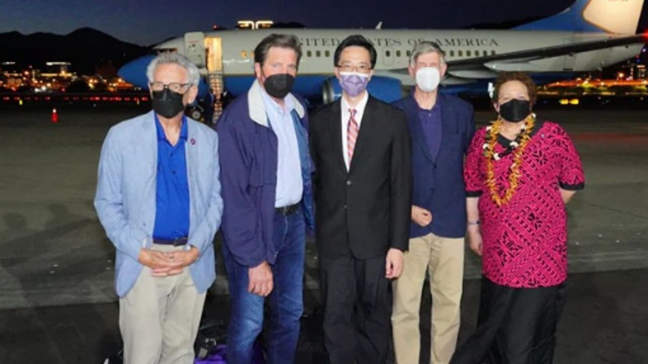 US Delegation In Taiwan : চিনের চোখ রাঙানিকে থোড়াই কেয়ার! পেলোসির পর এবার তাইওয়ানের মাটিতে মার্কিন কংগ্রেসের সদস্যরা