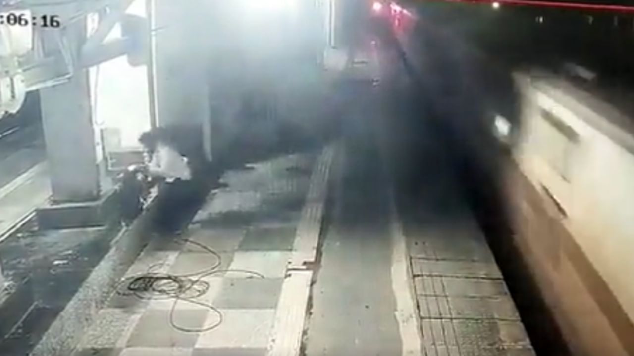 Video : ঘুম থেকে তুলে চলন্ত ট্রেনের সামনেই স্ত্রীকে ধাক্কা দিয়ে খুন, সন্তান নিয়ে পলাতক স্বামী Video : ঘুম থেকে তুলে চলন্ত ট্রেনের সামনেই স্ত্রীকে ধাক্কা দিয়ে খুন, সন্তান নিয়ে পলাতক স্বামী