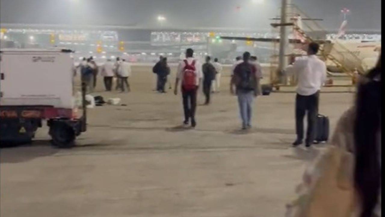 Delhi Airport: উড়ানসংস্থার বাস আসতে দেরি, ৪৫ মিনিট অপেক্ষা করে হেঁটেই টার্মিনালের উদ্দেশে রওনা বিমানযাত্রীদের