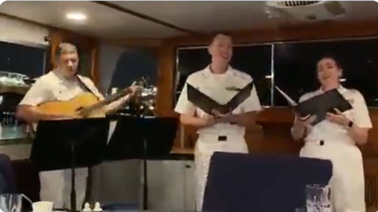 Viral Video: শাহরুখ খানের গানে মজেছেন মার্কিন নৌবাহিনী! গলা মিলিয়ে গাইছেন কাল হো না হো