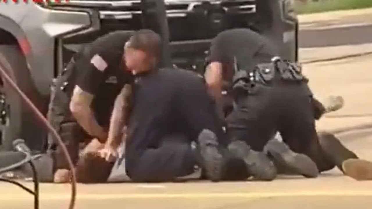 USA Police: মাটিতে ফেলে অভিযুক্তকে লাথি, দেদার মারধর, ভিডিয়ো ভাইরাল হতেই সাসপেন্ড ৩ পুলিশকর্মী