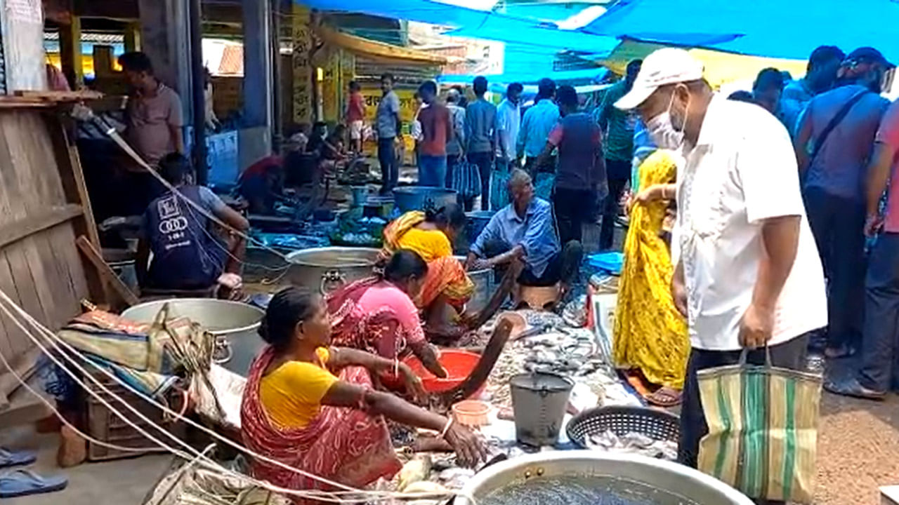 Paschim Medinipur: মাছ বিক্রি করলে দিতে হবে ১ লক্ষ টাকা! বাজার থেকে মহিলা ব্যবসায়ীকে তুলে দেওয়ার অভিযোগ