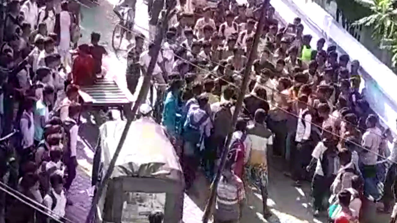 Mobile Phone: পরীক্ষা হলে মোবাইল আনাকে কেন্দ্র করে ঝামেলা! হাতাহাতি পড়ুয়াদের, রণক্ষেত্র স্কুল চত্বর