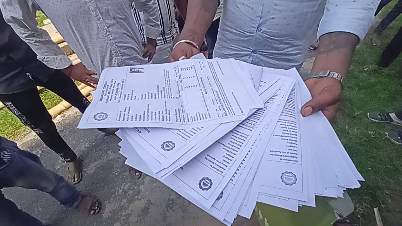 Balurghat College: ভাল রেজাল্ট করেও ঠাঁই নেই মেধা তালিকায়, আচমকা বাতিল আবেদনপত্র! কী হচ্ছে বালুরঘাট কলেজে?