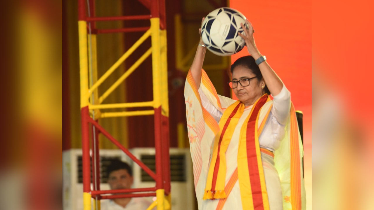 CM Mamata Banerjee: রোজ বাড়িতে ১০০ বার ফুটবল নাচাই : মমতা