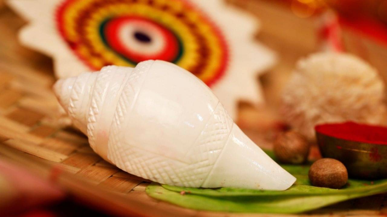 Sawan 2022: শিবপুরাণ মতে, শিবপুজোয় ভুলেও শঙ্খ বাজাবেন না! জানুন এর আসল কারণ