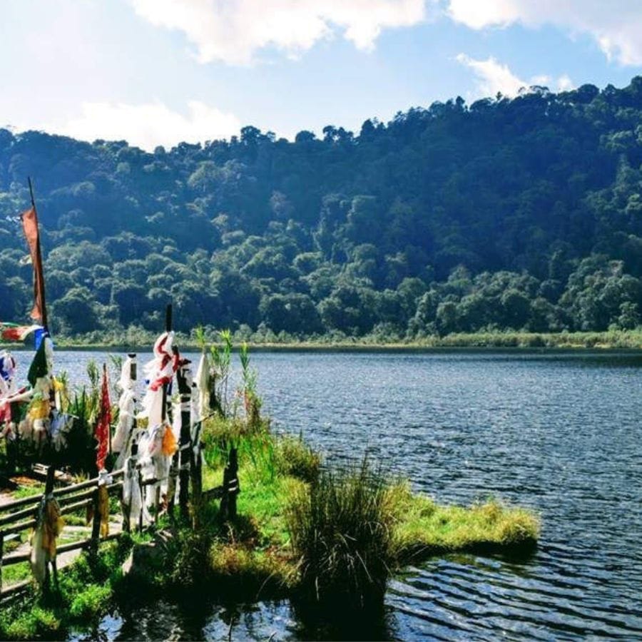 খেচেওপালরি লেক, সিকিম: পশ্চিমে নেপাল, পূর্বে ভূটান., উত্তরে তিব্বতের সীমান। ঐতিহ্যবাহী ভারতে এমন সুন্দর রাজ্য দুটি নেই। এই হ্রদটির অনেক রহস্য রয়েছে। হিন্দু ও বৌদ্ধরা এই লেকটিকে পবিত্র বলে মনে করেন। এখানে স্নান করা, মাছ ধরার কোনও নিয়ম নেই।