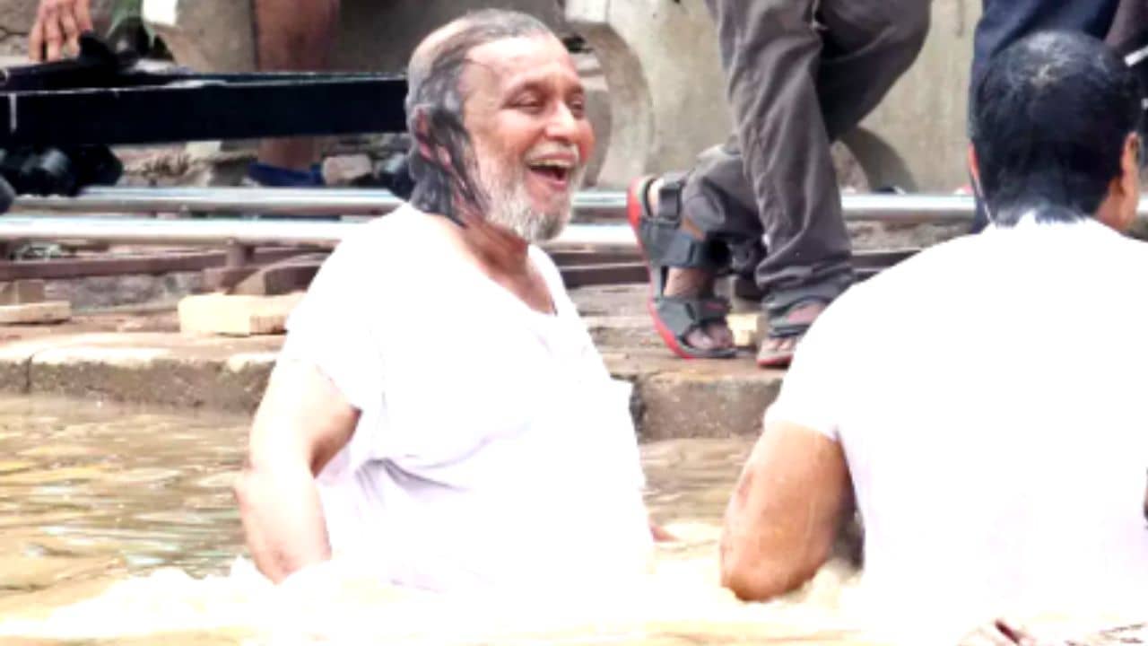 Dev-Mithun: একসঙ্গে গঙ্গায় স্নান, হুল্লোড়-আনন্দ, জমে উঠল মিঠুন-দেবের রসায়ন