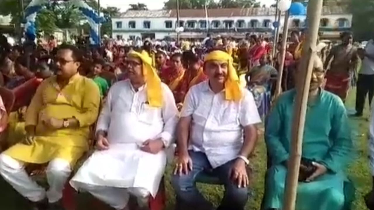 TMC-BJP Clash: অনুষ্ঠান মঞ্চে আদিবাসী বিজেপি নেতার সঙ্গে বসতে আপত্তি তৃণমূলের, অভিযোগ অস্বীকার শাসকদলের