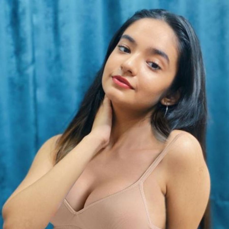 তিনি জন্মেছেন প্রতিবেশী রাজ্য ঝাড়খন্ডের রাঁচিতে। বাংলা বলতে পারেন, বুঝতেও পারেন। ইদানিং বিকিনি পরে ছবি দিয়েও বেশ চর্চায় তিনি। সম্প্রতি আবার অভিনয় করেছেন কোরিয়ান ড্রামাতেও। সব মিলিয়ে বিশ বছরের এই তরুণীর বৃহস্পতি এই মুহূর্তে তুঙ্গে।