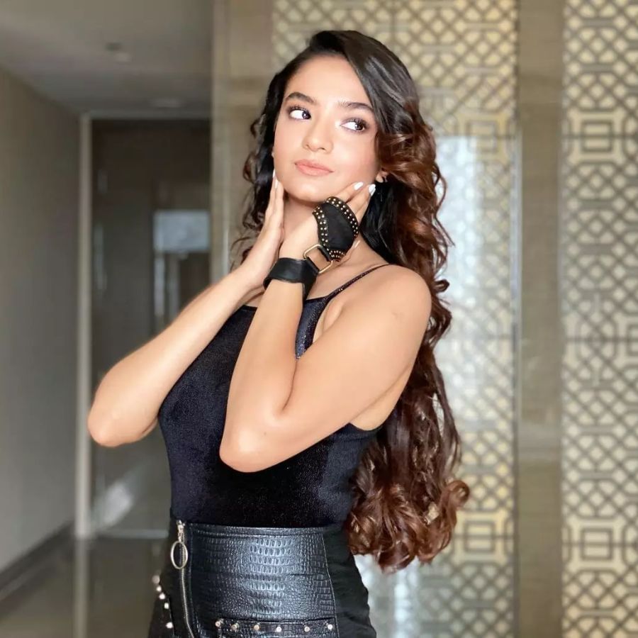 বয়স মাত্র ২০ বছর। আর এই বয়সেই তাঁর মোট সম্পত্তির মূল্য কোটি কোটি টাকা। কখনও কোরিয়া আবার কখনও ভারত-- তাঁর অনায়াস যাতায়াত। নাম অনুষ্কা সেন। একেবারে খাঁটি বাঙালি সে। সদ্য টিনএজকে বিদায় দেওয়া মেয়ের পেশা কী? কীভাবেই বা এত টাকা পকেটে তাঁর? 