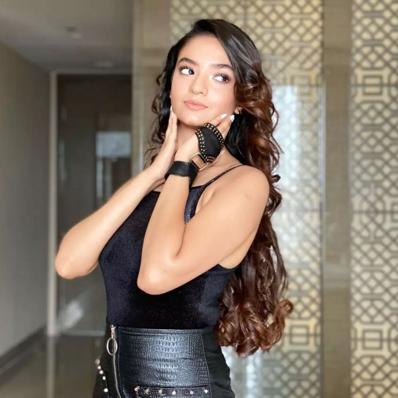 বয়স মাত্র ২০ বছর। আর এই বয়সেই তাঁর মোট সম্পত্তির মূল্য কোটি কোটি টাকা। কখনও কোরিয়া আবার কখনও ভারত-- তাঁর অনায়াস যাতায়াত। নাম অনুষ্কা সেন। একেবারে খাঁটি বাঙালি সে। সদ্য টিনএজকে বিদায় দেওয়া মেয়ের পেশা কী? কীভাবেই বা এত টাকা পকেটে তাঁর?