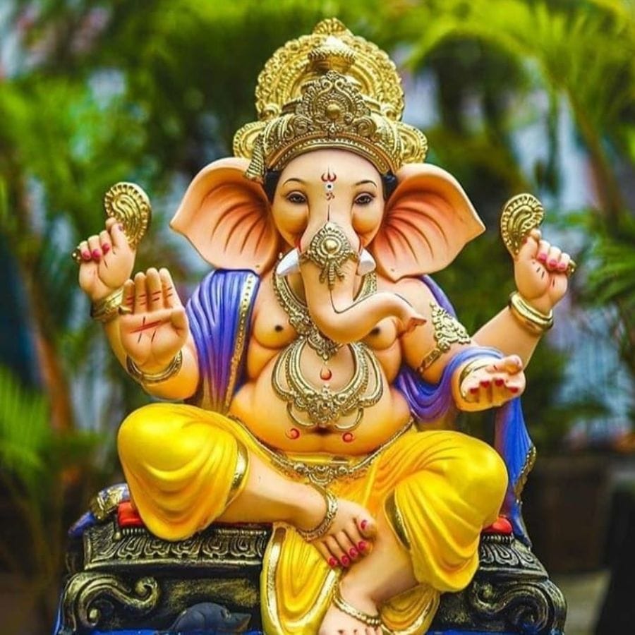 মকর রাশি: এই রাশির জাতক জাতিকাদের বাড়িতে হালকা নীল রঙের গণপতির মূর্তি আনতে হবে এবং গণপতি বাপ্পার জন্য মোদক তৈরি করতে হবে।